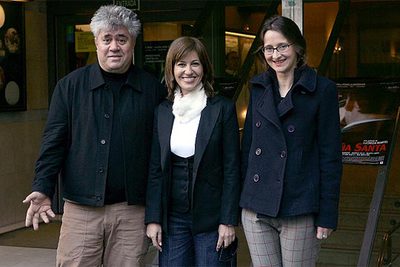 Pedro Almodóvar, junto a Mercedes Morán y, a la derecha, Lucrecia Martel.