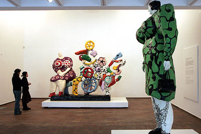  Muchacha verde con bolso  (derecha) y La máquina de soñar, ambas de Niki de Saint Phalle.