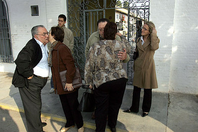 Padres de un fallecido en el accidente del Yak-42 saludan en el cementerio de Alboraia a los de otra víctima.