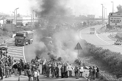 La plantilla de Izar corta la A-3 durante 45 minutos