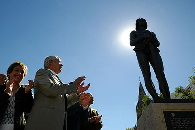 Pasqual Maragall, en primer plano, en la inauguración de la escultura  Sant Miquel,  de Josep Llimona, que la Generalitat donó ayer a Guadalajara.