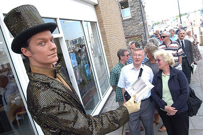 Cola de visitantes ante el Centro del Milenio de Gales.