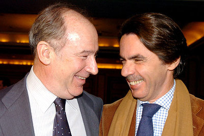 Rodrigo Rato y el ex presidente del Gobierno José María Aznar, momentos antes de la conferencia.