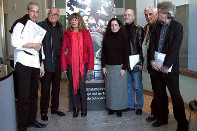 El director musical Paul Daniel y el de escena Dieter Dorn, en ambos extremos, con artistas del equipo de  L'upupa .