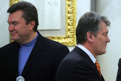 Yúshenko, líder ucranio de la oposición (derecha) junto a su rival el primer ministro pro ruso, Yanukóvich, ayer en Kiev.