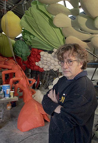 Javier Mariscal, en el taller en el que ultima sus esculturas de alimentos.