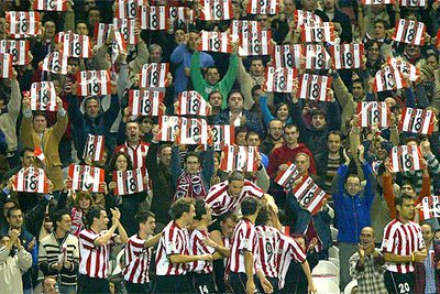 Gurpegui, a hombros de sus compañeros tras su gol mientras la grada exhibe su dorsal: el 18.