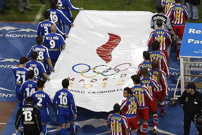 Los jugadores del Espanyol y del Atlético saltan al campo con una pancarta de apoyo a la candidatura de Madrid 2012.