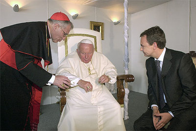 El Papa, con el cardenal Rouco Varela, durante la breve audiencia que  concedió en mayo de 2003, durante su visita a España, al entonces líder de la oposición socialista, José Luis Rodríguez Zapatero.