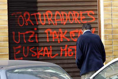 Pintada en la sede socialista de Amorebieta con el lema 