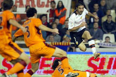 Fiore salta por encima de Niño, caído sobre el césped.
