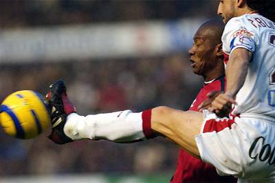 Pablo Alfaro intercepta de forma expeditiva un pase a Morales.