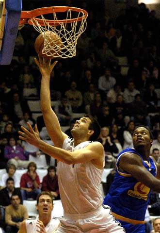 Felipe Reyes entra en canasta ante Thompson.