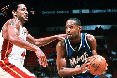 Grant Hill intenta una entrada a canasta ante Brian Grant.