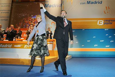 Rajoy y Aguirre saludan a los asistentes al congreso de los populares madrileños durante la clausura.