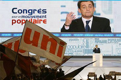 Nicolas Sarkozy se dirige a sus fieles en el congreso de su partido celebrado en Le Bourget, al norte de París.
