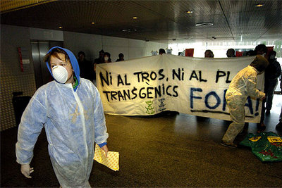 Protesta contra los transgénicos en la Fira de Barcelona