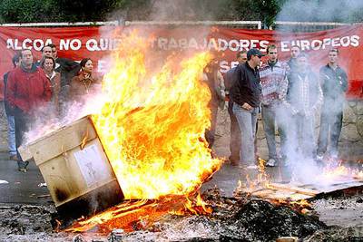 Trabajadores de Alcoa quemaron contenedores durante la huelga de ayer en Alicante.