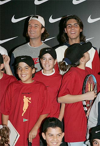 LOS NIÑOS SEVILLANOS, CON LA DAVIS.