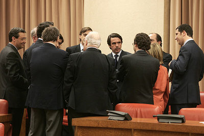 José María Aznar, rodeado de parlamentarios del PP en un receso de su comparecencia ante la comisión de investigación del Congreso.