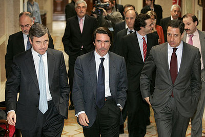 José María Aznar, a su llegada a la comisión del 11-M del Congreso, flanqueado por Ángel Acebes (izquierda) y Eduardo Zaplana.