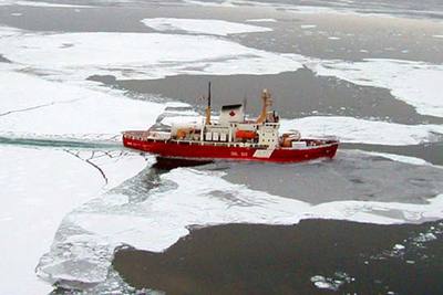 El buque  Amundsen,  fotografiado desde un helicóptero, rodeado de hielo.