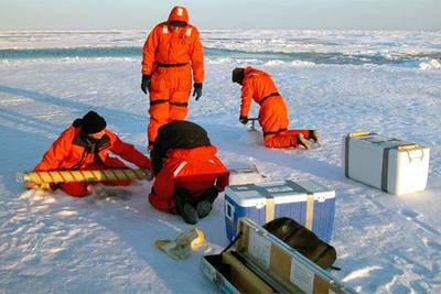 Científicos trabajan sobre el hielo junto al barco  Amundsen. 