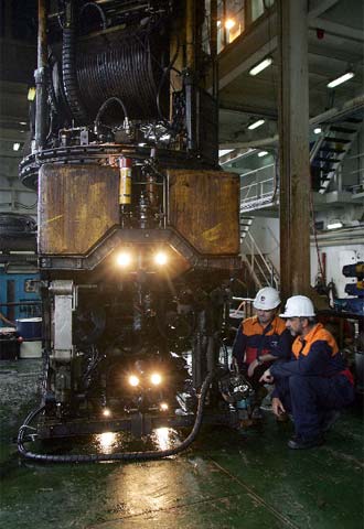 Recuperación del fuel del  Prestige  desde el  Polar Prince  este año.