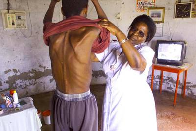 La hermana Ellen Dube asiste a un enfermo de sida en Hlabisa, a 400 kilómetros de Durban (Suráfrica).