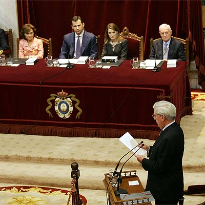 Los príncipes de Asturias, ayer en la presentación del  Quijote  en la Real Academia Española, entre la ministra de Cultura, Carmen Calvo, y el director de la institución, Víctor García de la Concha, durante la intervención de Mario Vargas Llosa.
