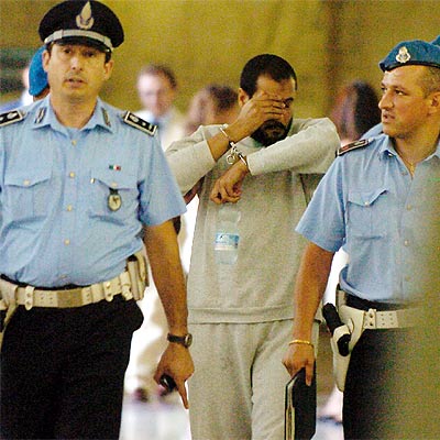 Dos policías italianos escoltan a El Egipcio en un traslado al tribunal de Milán.