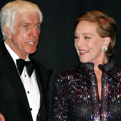 Dick Van Dyke y Julie Andrews llegan a la gala del aniversario.