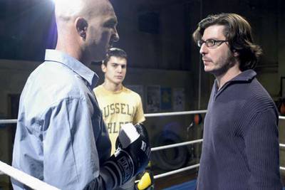 Darío Grandinetti, a la izquierda, con Daniel Cebrián y Álex González al fondo, en el rodaje de  Segundo asalto.  