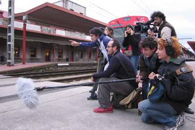 El equipo de la película  Sud express,  durante el rodaje en una estación.