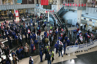 Trabajadores de Izar ocupan el aeropuerto de Valencia
