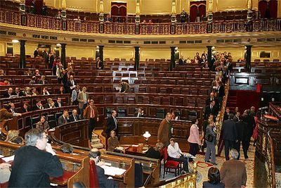 Los diputados del PP abandonan el Parlamento tras negarse a participar en la votación.