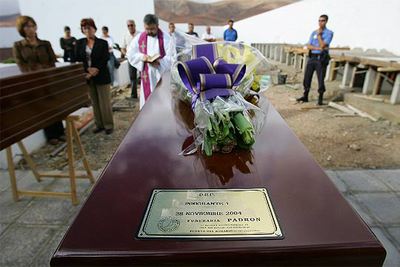 ENTIERRO DE DOS SUBSAHARIANOS ANÓNIMOS.