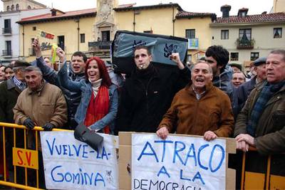 Vecinos de León congregados en la plaza de San Marcelo, frente al Ayuntamiento.