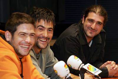 José y David Muñoz, de Estopa, y Antonio Orozco (de izquierda a derecha), ayer en la sede de 40 Principales, en Madrid, durante la presentación del concierto Principales Solidarios, que se celebrará el próximo día 18 en Zaragoza.
