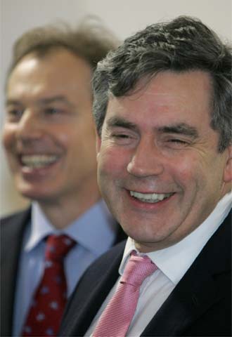 Brown y Blair, el jueves, durante una visita a un colegio en Londres.