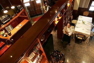 El Café de París, en Málaga, con su  chef  José Carlos García.