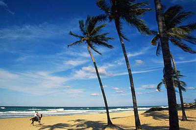 Club Vacaciones ofrece un viaje con seis noches de hotel, para recibir el nuevo año en La Habana, por 1.035 euros. En la foto, un paseo a caballo por Santa María del Mar, en las playas del este de la capital cubana.