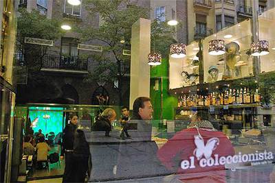 El artista Nacho Bolea coordina las sorprendentes exposiciones que se celebran en el bar zaragozano El Coleccionista.