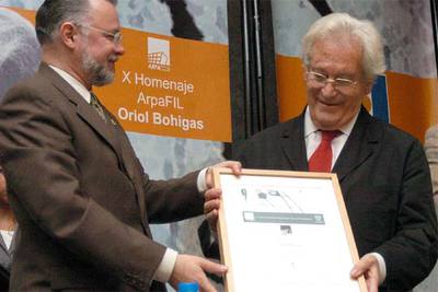 Oriol Bohigas (derecha) junto a José Trinidad Padilla, rector de la Universidad de Guadalajara.