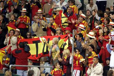 Los aficionados españoles tratan de animar a Juan Carlos Ferrero y Tommy Robredo.