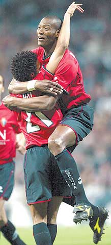 Valdo, de espaldas, se abraza celebrando un gol con su compañero Webo.rnrnJulio Baptista.rnrnMauro Silva.