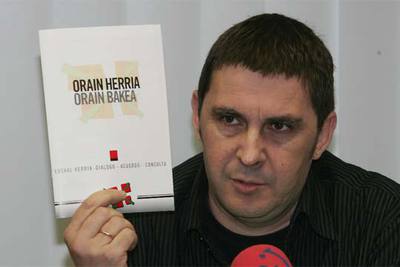 Arnaldo Otegi muestra el documento de Batasuna  El pueblo ahora. La paz ahora. 