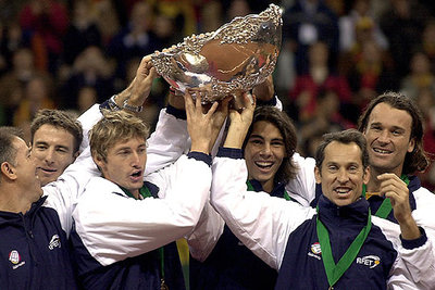 De izquierda a derecha, Avendaño, Robredo, Ferrero, Nadal, Arrese y Moyà, con la Copa Davis.