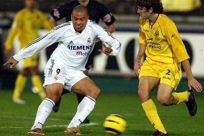 Ronaldo dispara ante Gonzalo Rodríguez.