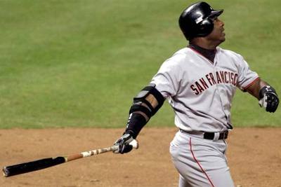Barry Bonds, después de golpear la bola para su 70º  home run   de la temporada 2001. 